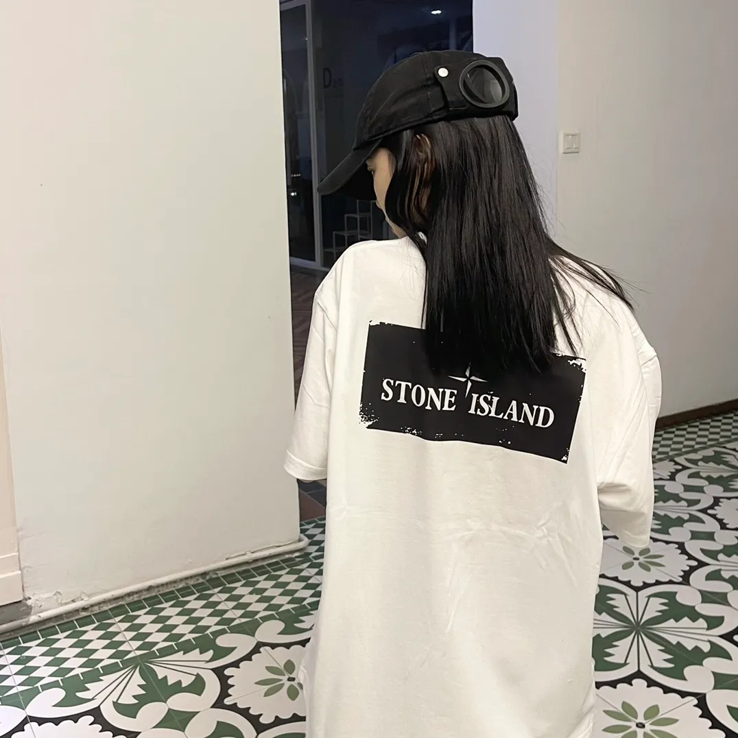 W612#P110💰 [Stone lsland/Stone Island summer new front and back printed short-sleeved T-shirt] ⚠️[Original creation, high control of details] Made of 260 grams of combed cotton, 32-count double yarn - Simple basic versatile style, original quality, the first choice for couples. - Made in a large factory, four needles and five threads on the shoulder, neat alignment, high quality workmanship. - Same style for men and women, very versatile, one piece for each hand, details are clearly visible. Color: black White Size: M L